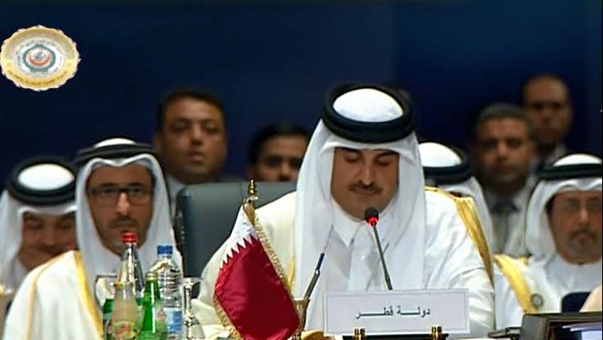 فيديو.. موقفان محرجان لأمير قطر بالقمة العربية
